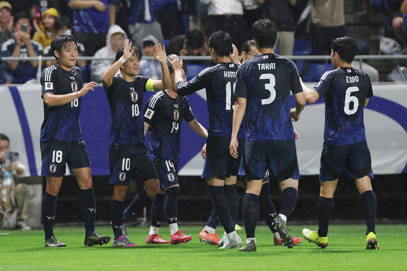 日本対インドネシア　前半、チーム2点目を決め、チームメートとタッチを交わす久保（左から2人目）（撮影・前田充）