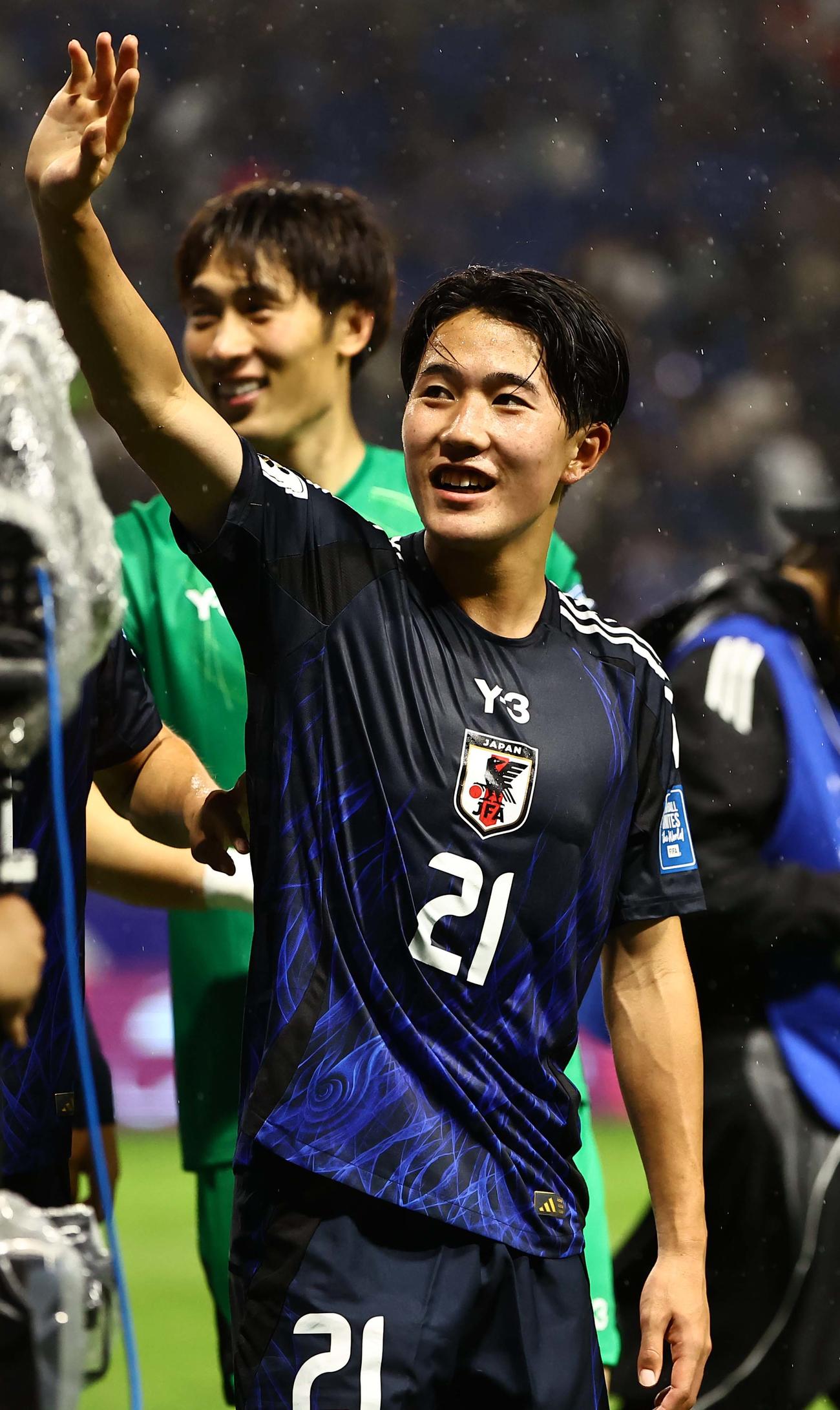 北中米サッカーW杯アジア最終予選　サポーターに手を振る日本代表佐藤（撮影・上田博志）