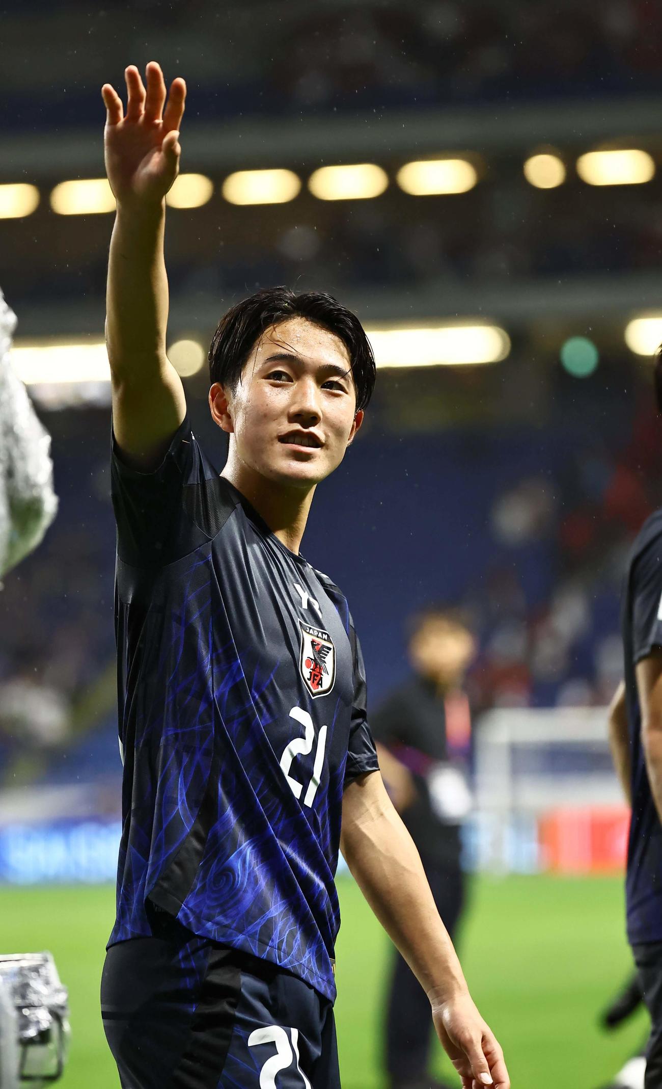 北中米サッカーW杯アジア最終予選　サポーターに手を振る日本代表佐藤（撮影・上田博志）