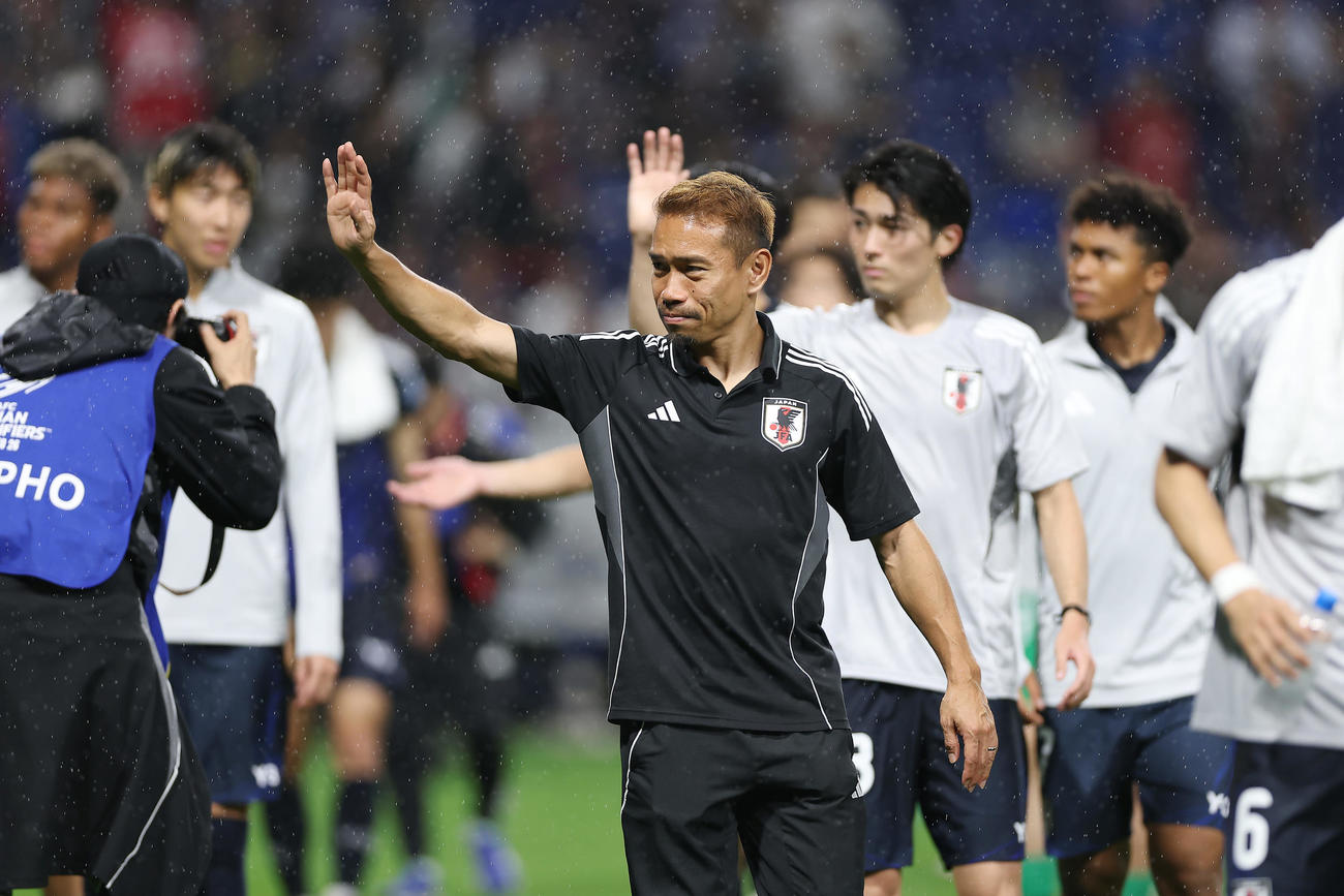 日本対インドネシア　インドネシアに勝利し、スタンドのファンに手を振る長友（中央）ら日本代表の選手たち（撮影・前田充）