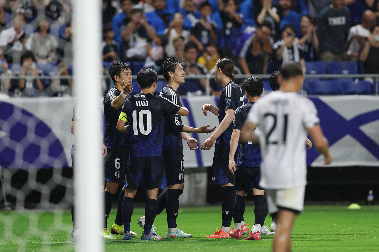 日本対インドネシア　前半終了間際、チーム3点目を決めた鎌田（中央）（撮影・前田充）