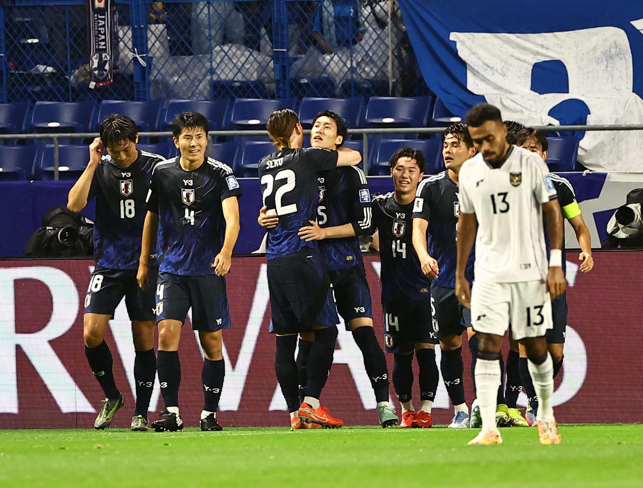 日本対インドネシア　前半、先制ゴールを決め、祝福を受ける鎌田（中央右）（撮影・上田博志）