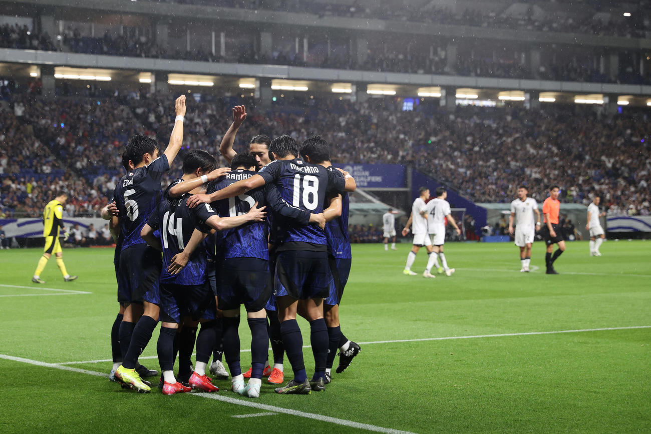 日本対インドネシア　前半、ゴールを決めた鎌田（中央背中）と歓喜の輪を作る選手たち（撮影・前田充）