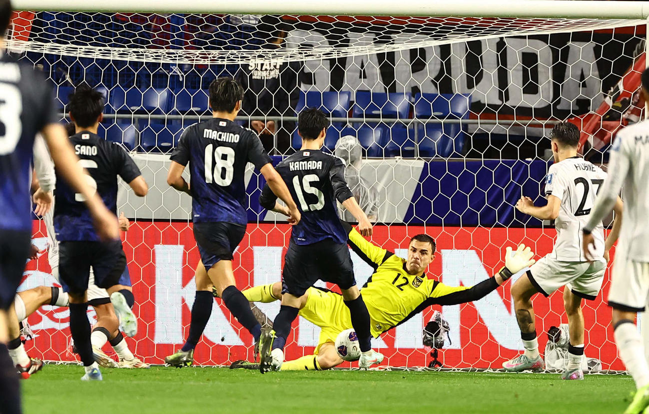 日本対インドネシア　前半終了間際に、ゴールを決める鎌田（15番）