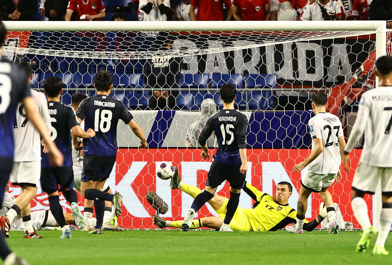日本対インドネシア　前半終了間際に、ゴールを決める鎌田（15番）