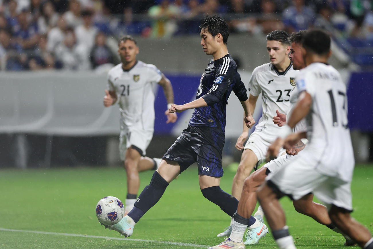 日本対インドネシア　前半、相手GKの動きを読み切り、右足の浮き球でゴールを決める鎌田（撮影・前田充）