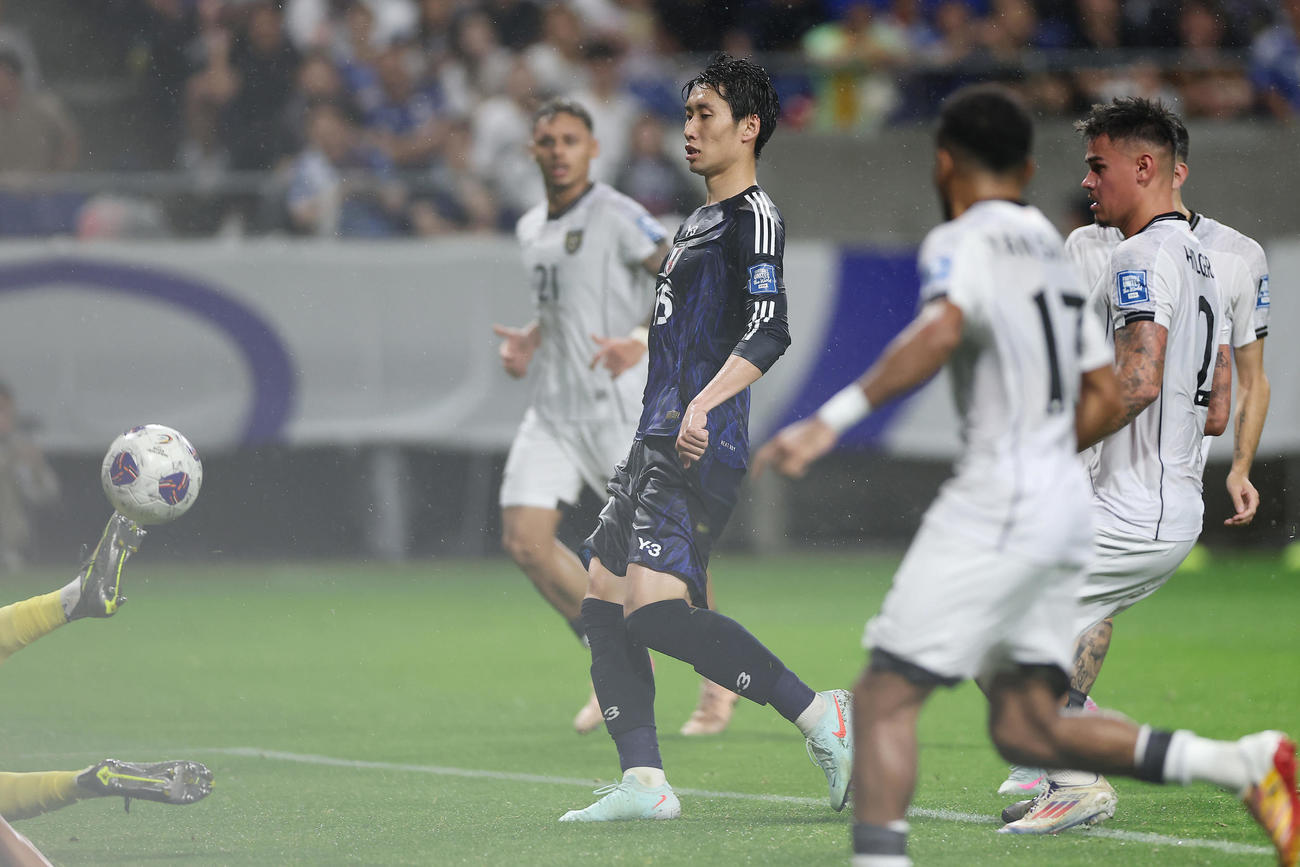 日本対インドネシア　前半、相手GKの動きを読み切り、右足の浮き球でゴールを決める鎌田（撮影・前田充）