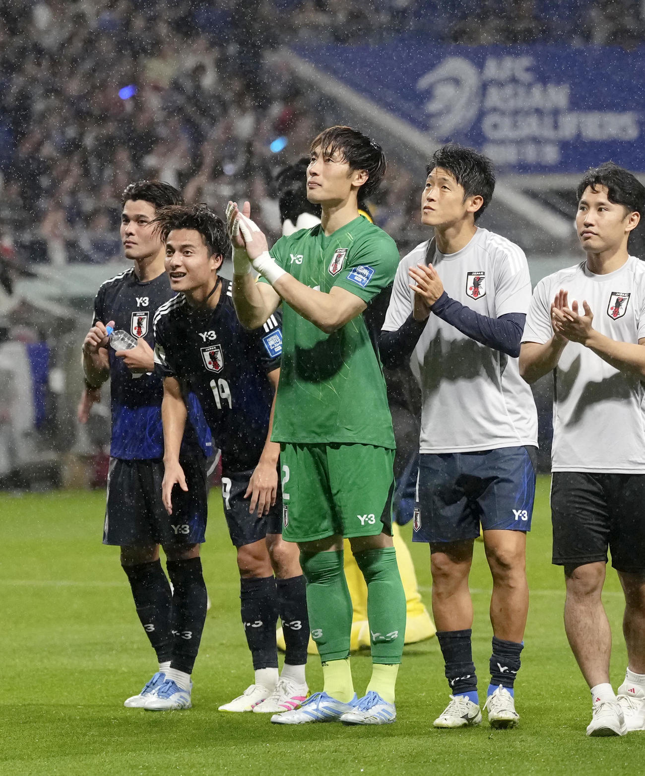 インドネシアに大勝し、サポーターの声援に応える、左から佐野海、佐野航ら（共同）