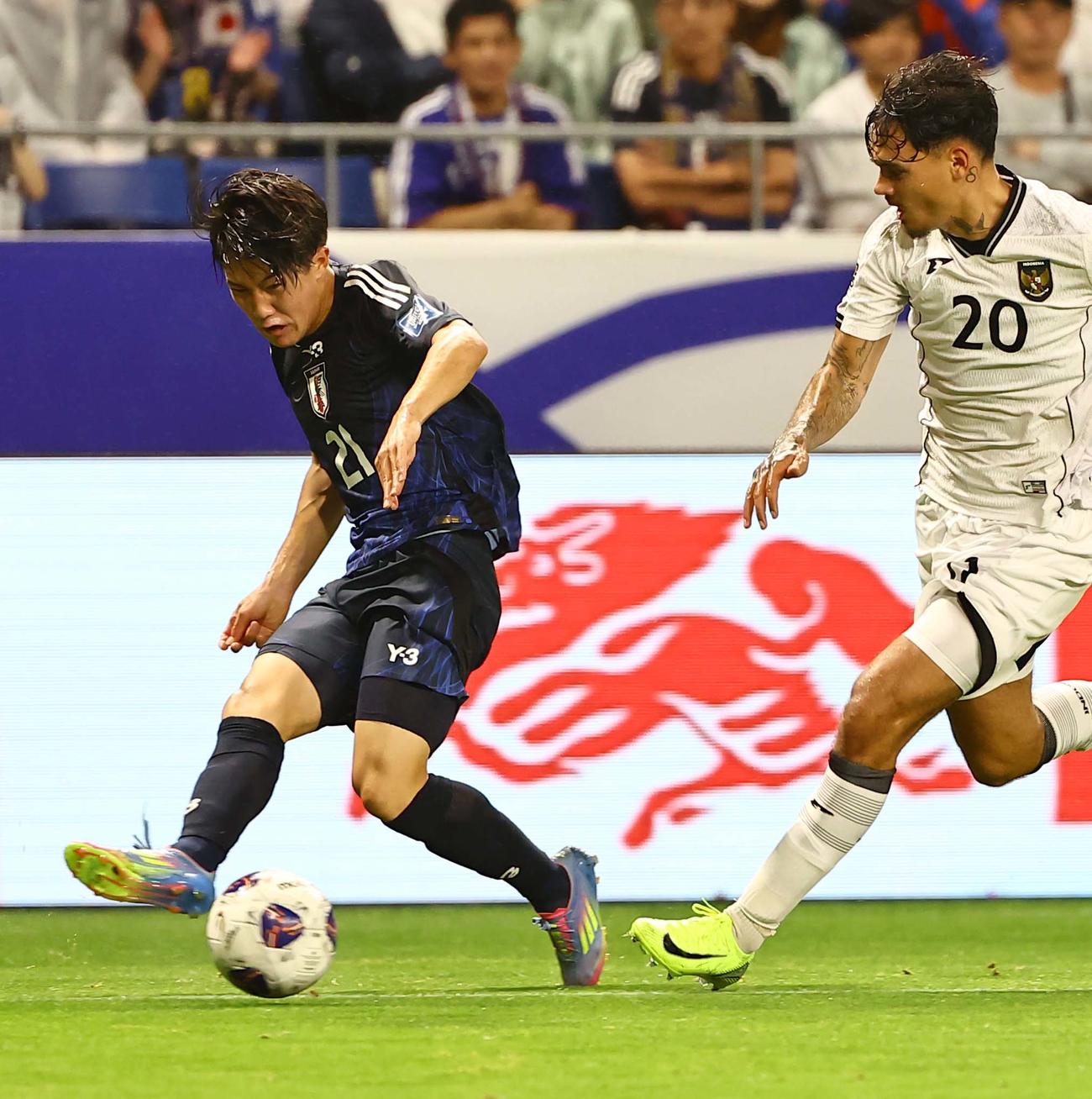 北中米サッカーW杯アジア最終予選　日本対インドネシア　後半、ゴール前でパスを出す日本代表佐藤（撮影・上田博志）