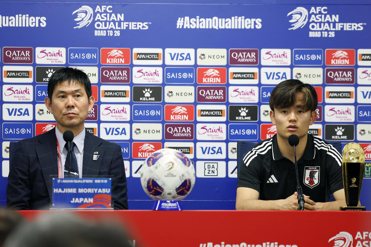 10日、インドネシアに勝利し、試合後の会見に臨む森保監督（左）と久保（撮影・前田充）