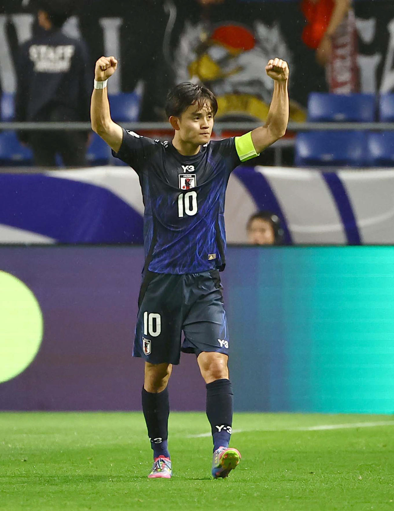 10日、ゴールを奪い両手を突き上げる久保（撮影・上田博志）