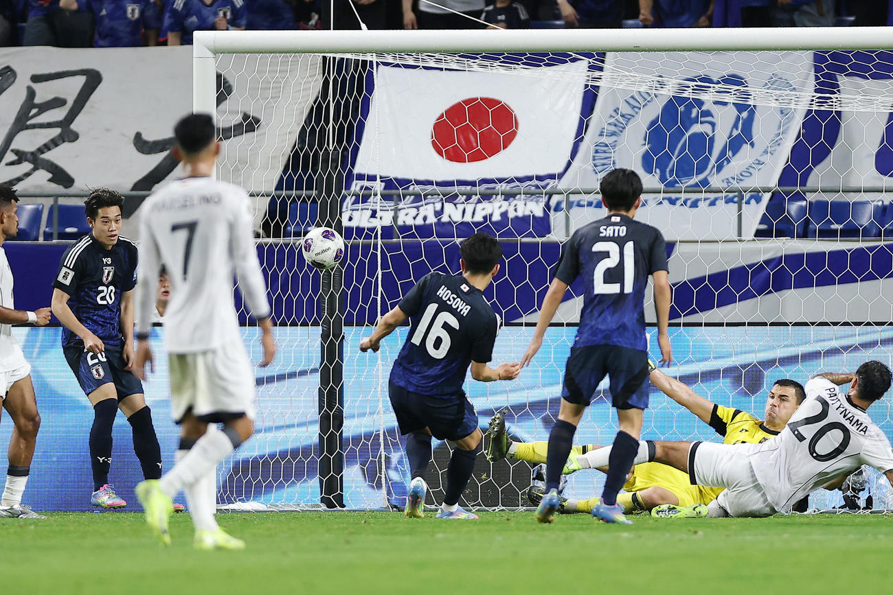 10日　後半、チーム6点目を決める細谷（16番）