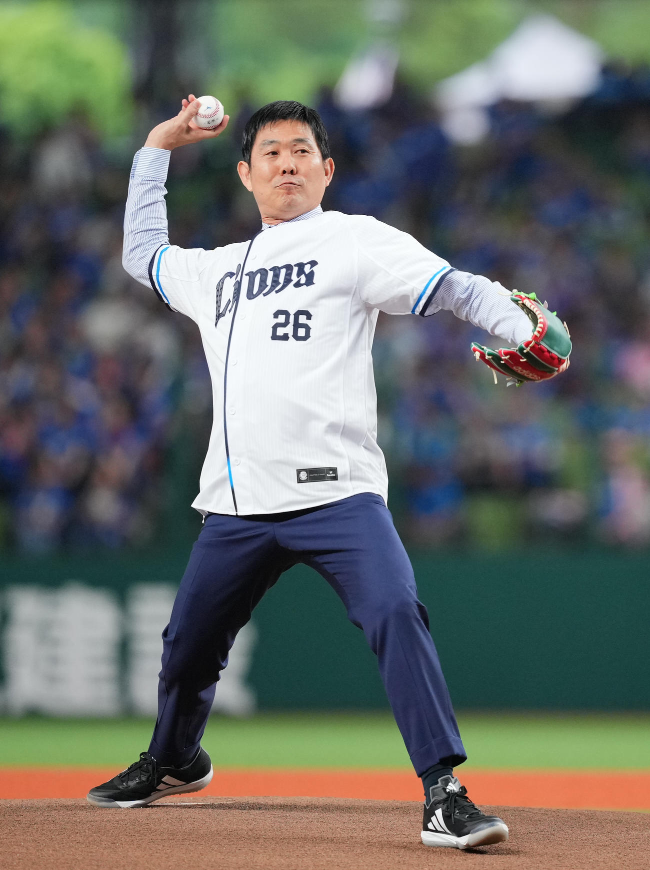 西武対中日　セレモニアルピッチを務めるサッカー日本代表森保監督（撮影・垰建太）