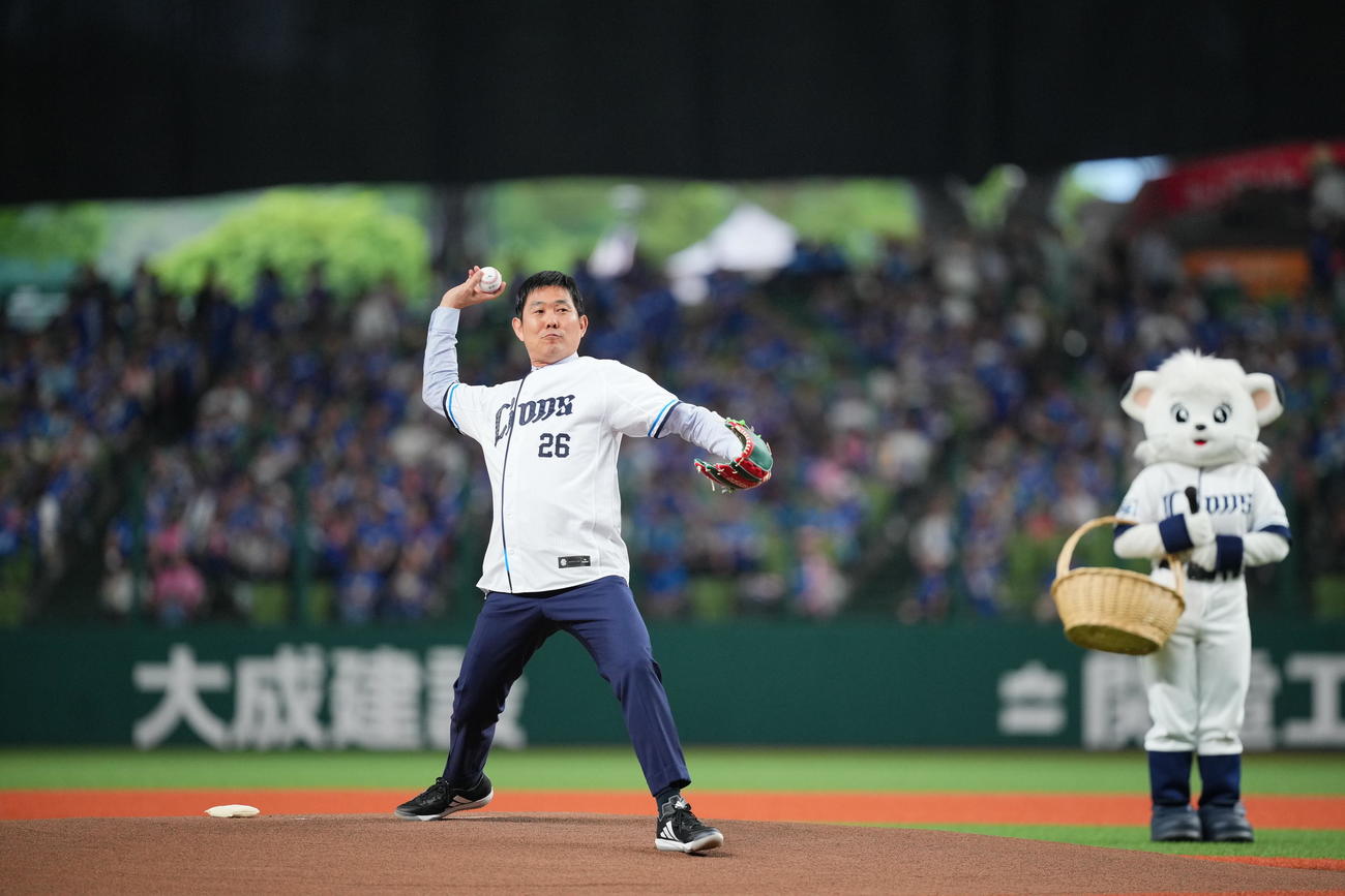 西武対中日　セレモニアルピッチを務めるサッカー日本代表森保監督（撮影・垰建太）