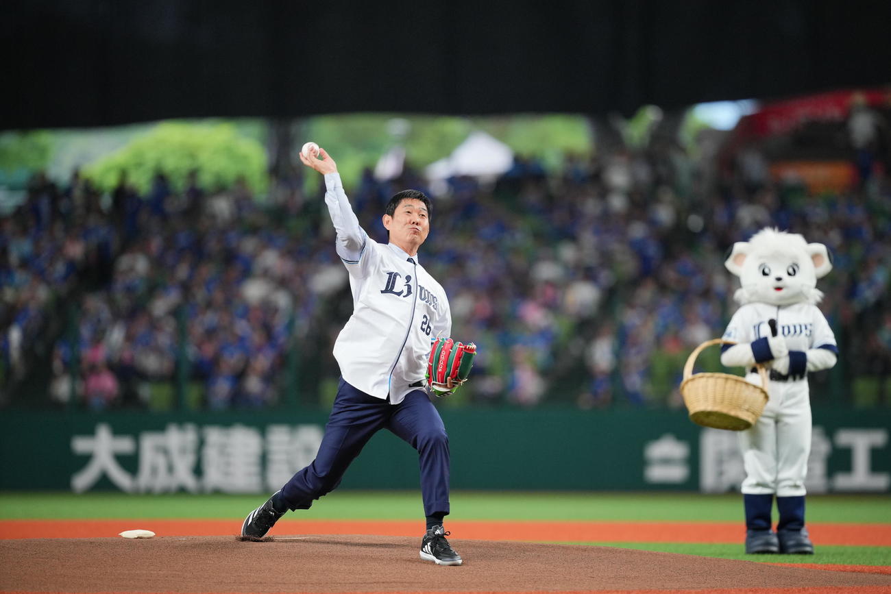 西武対中日　セレモニアルピッチを務めるサッカー日本代表森保監督（撮影・垰建太）