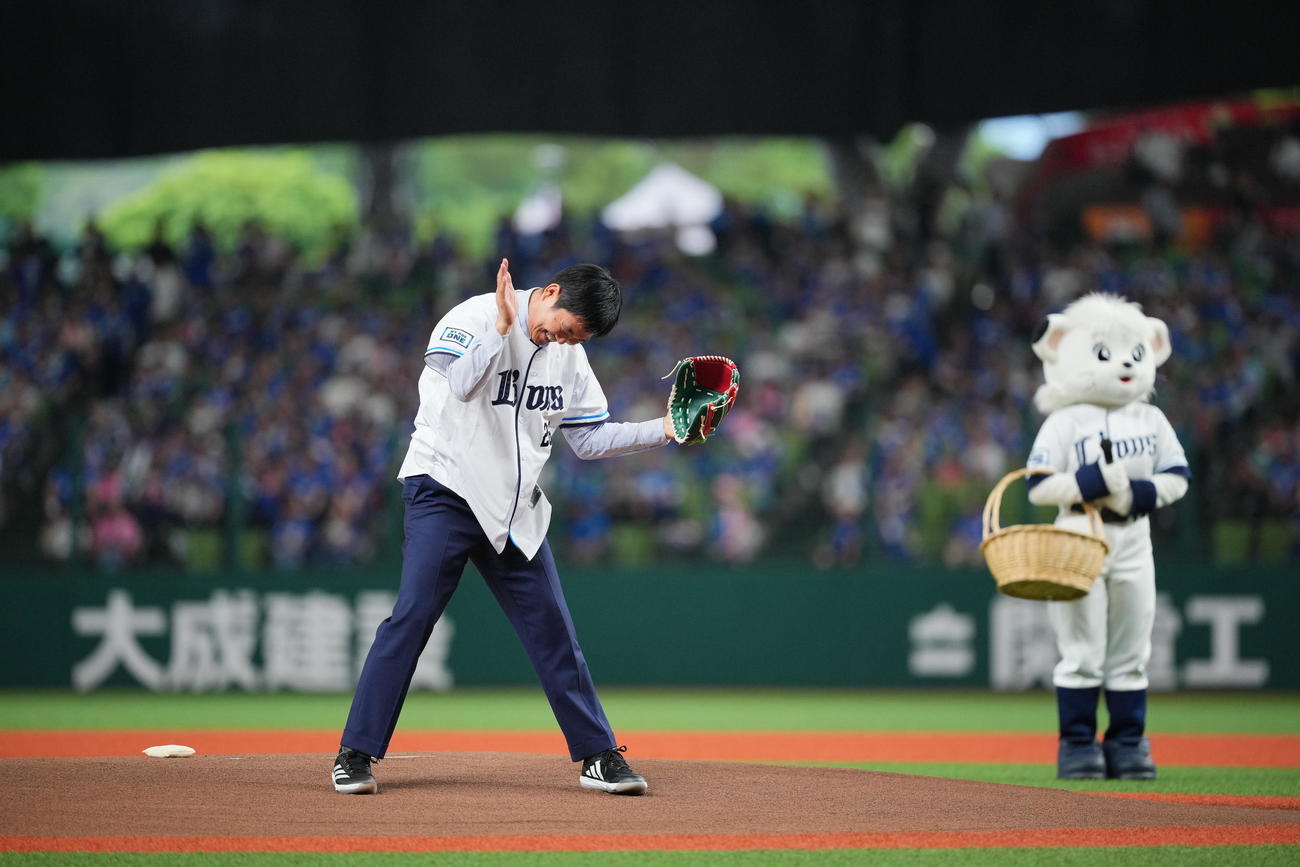 西武対中日　セレモニアルピッチを務めグラブをたたくサッカー日本代表森保監督