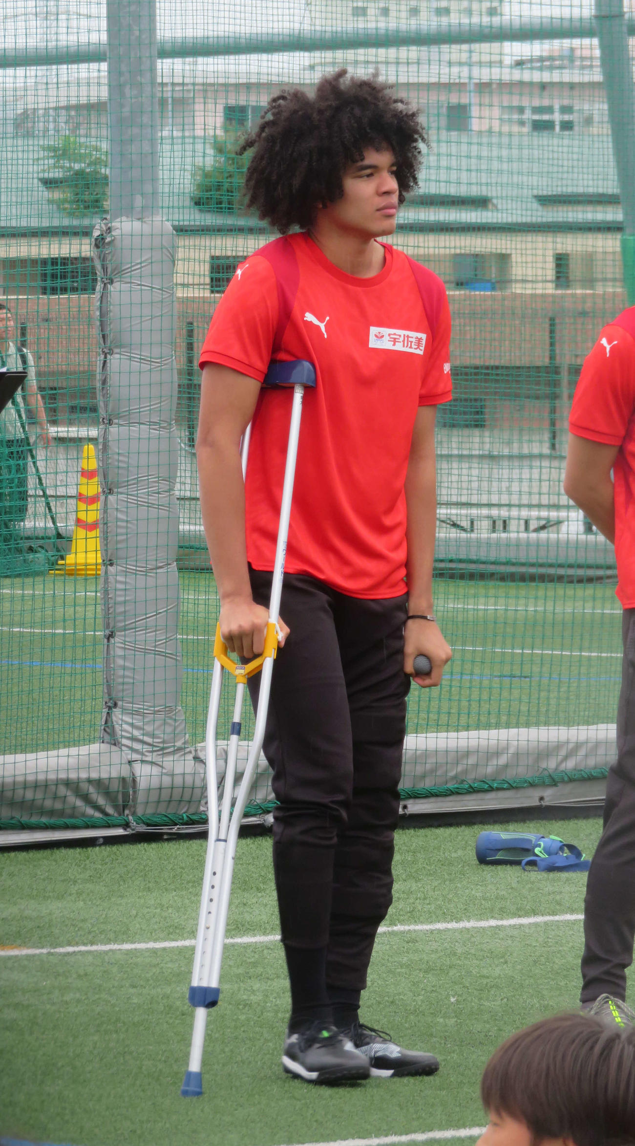 小学生向けのサッカー大会「遠藤航カップ」にゲスト参加したチェイスアンリ（撮影・佐藤成）