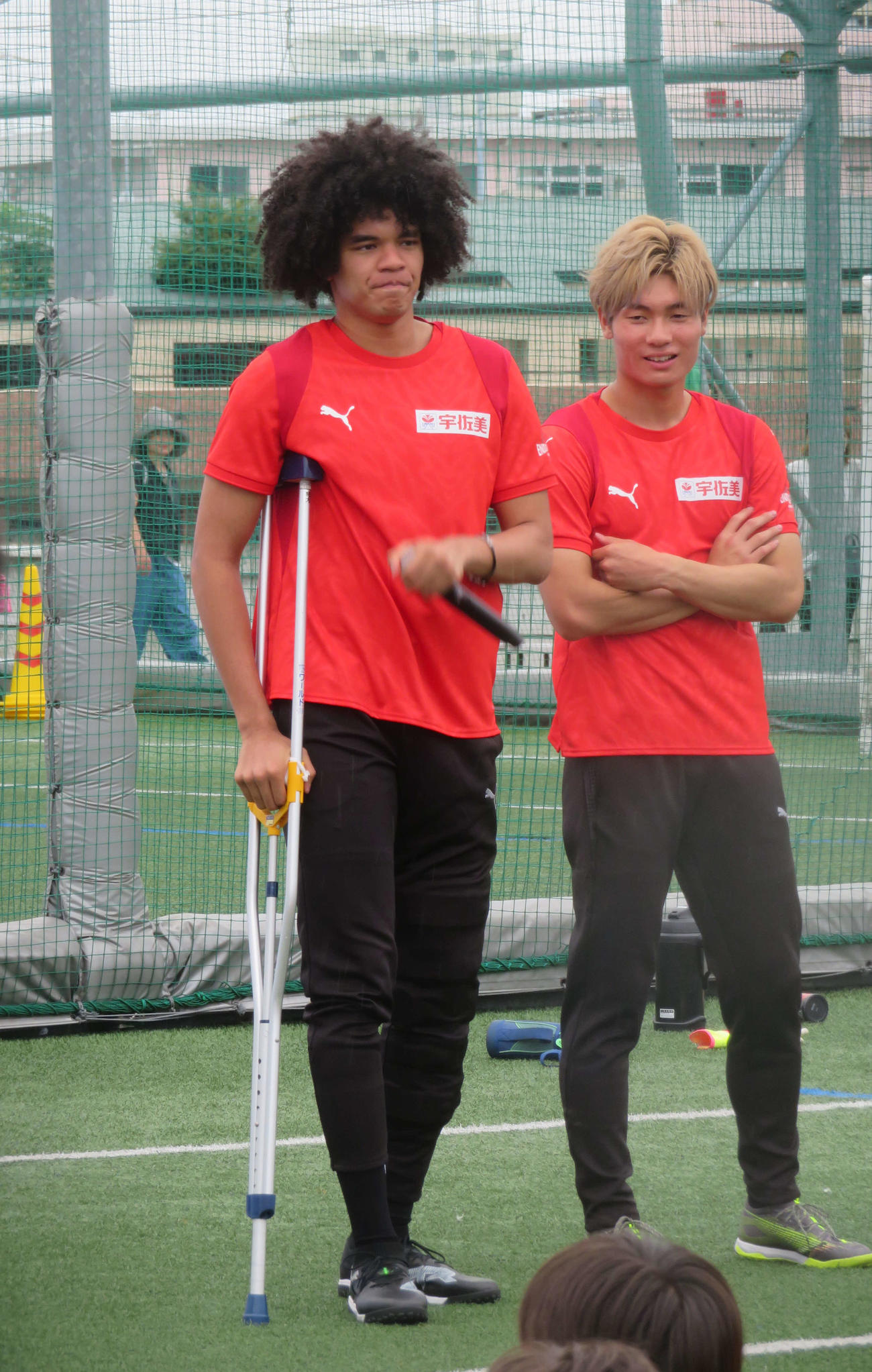 小学生向けのサッカー大会「遠藤航カップ」にゲスト参加したチェイスアンリ（左）と福田師王（撮影・佐藤成）