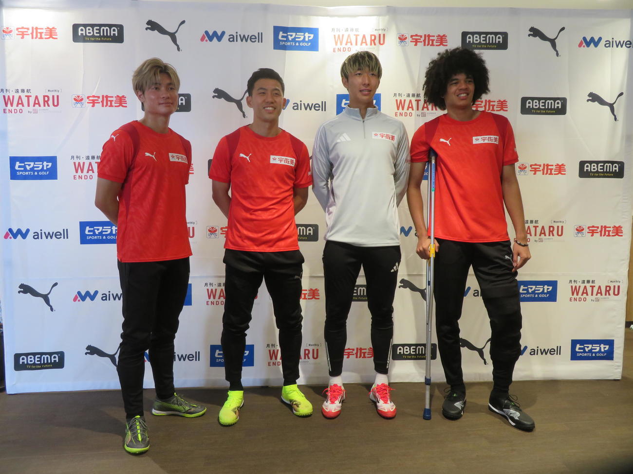 小学生向けのサッカー大会「遠藤航カップ」に参加した、左から福田師王、遠藤航、関根大輝、チェイスアンリ（撮影・佐藤成）