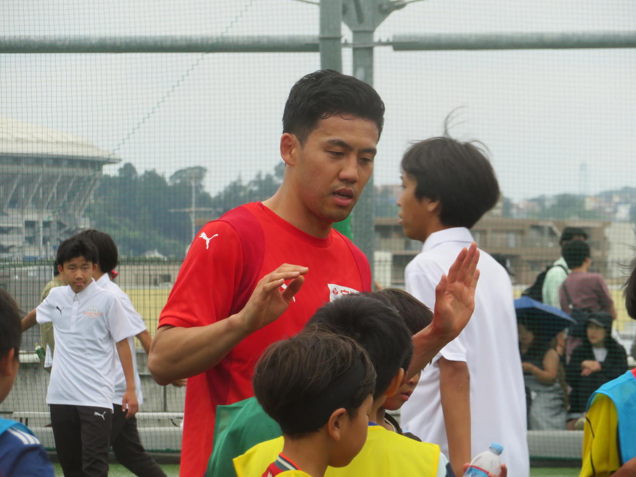 小学生向けのサッカー大会「遠藤航カップ」に参加した遠藤航（撮影・佐藤成）
