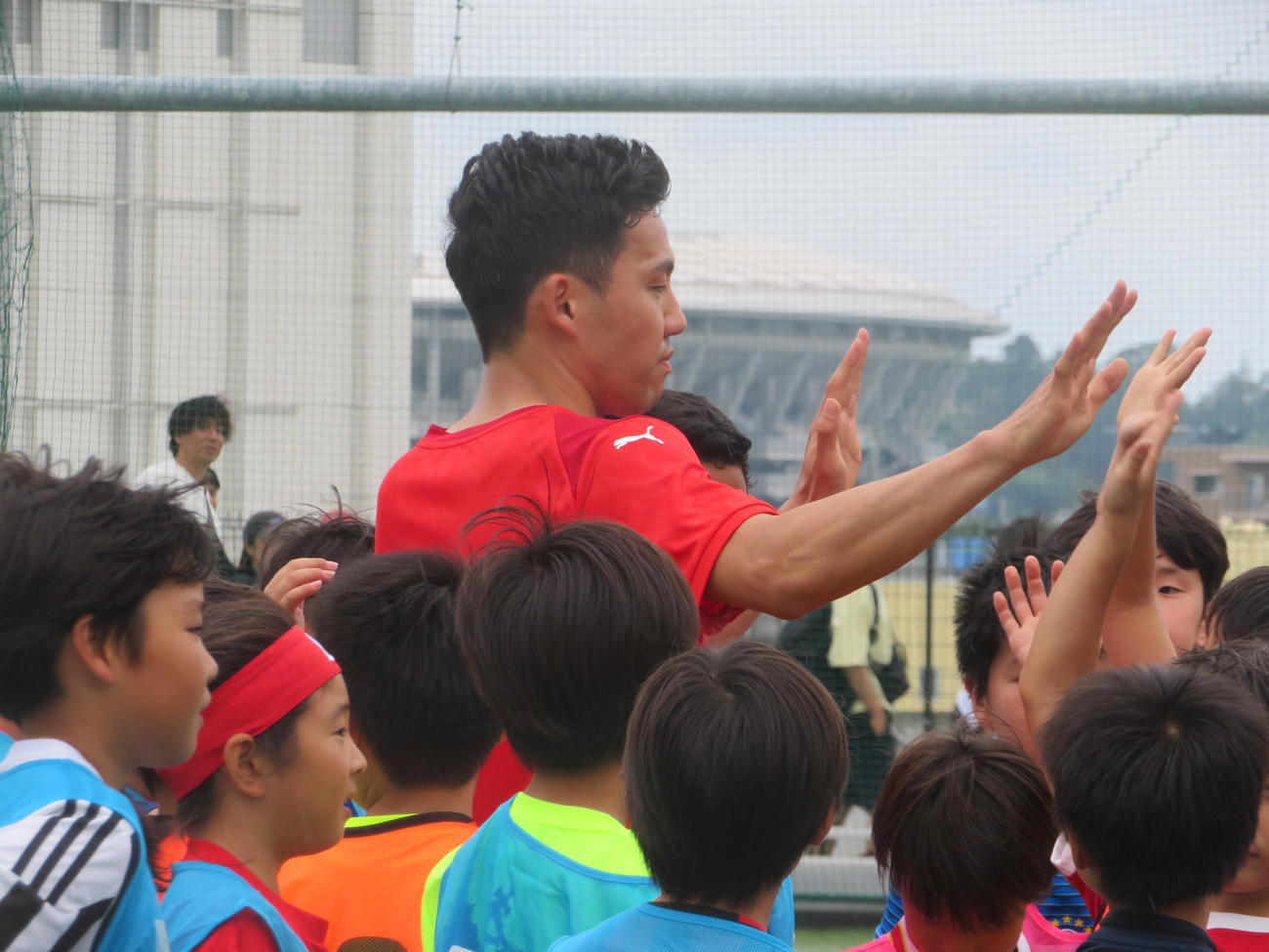 小学生向けのサッカー大会「遠藤航カップ」に参加した遠藤航（撮影・佐藤成）