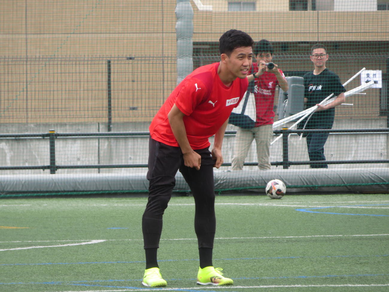 小学生向けのサッカー大会「遠藤航カップ」に参加した遠藤航（撮影・佐藤成）