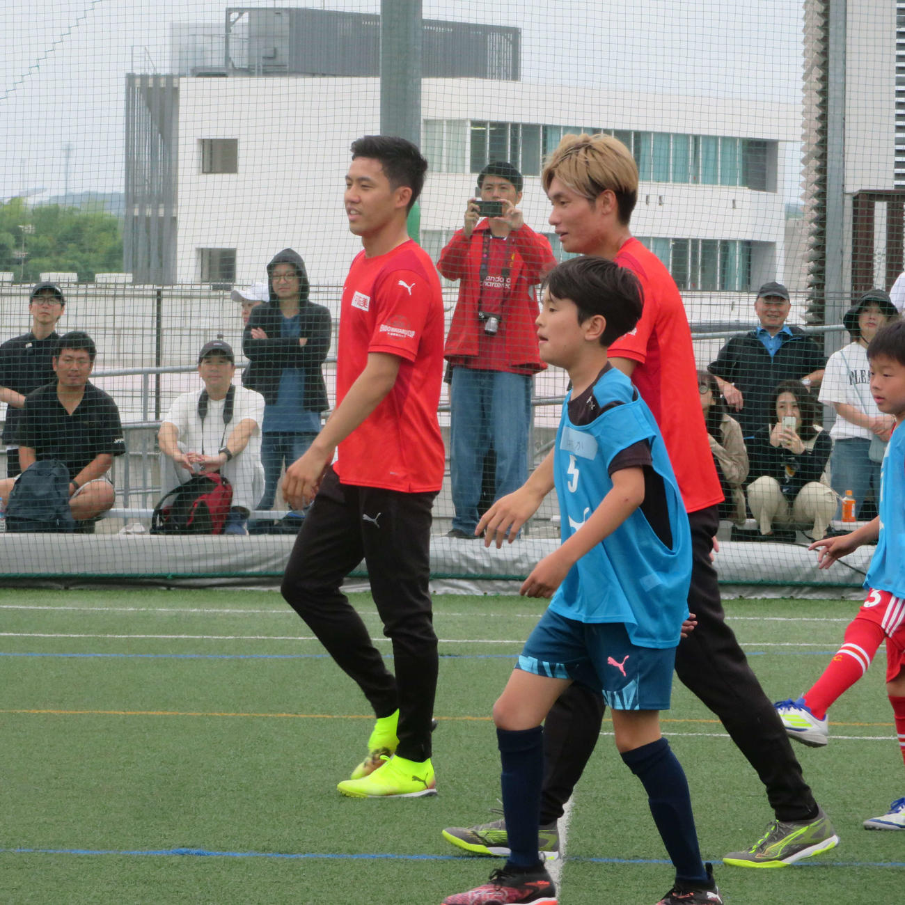 小学生向けのサッカー大会「遠藤航カップ」に参加した遠藤航（左）と福田師王（撮影・佐藤成）