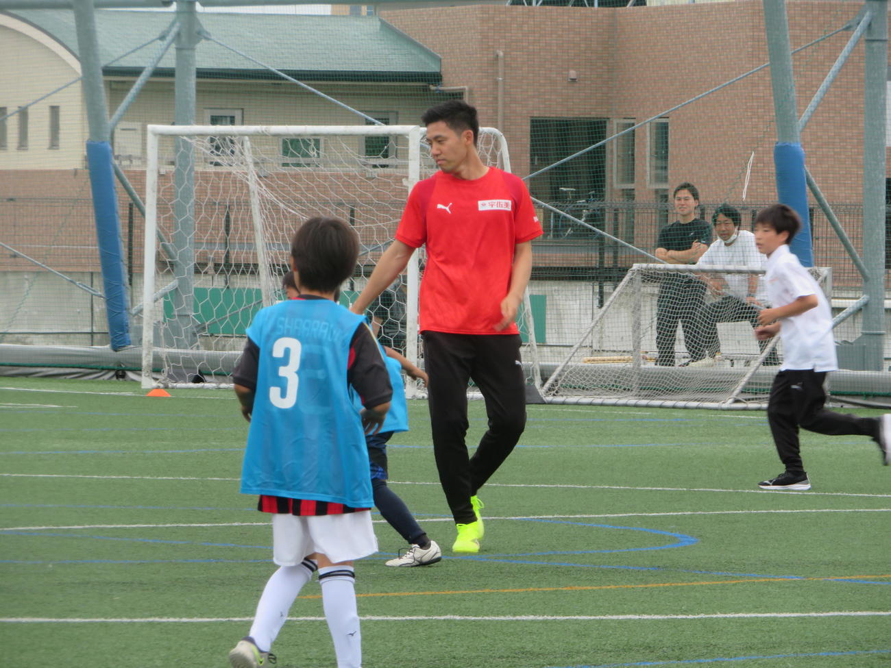 小学生向けのサッカー大会「遠藤航カップ」に参加した遠藤航（撮影・佐藤成）