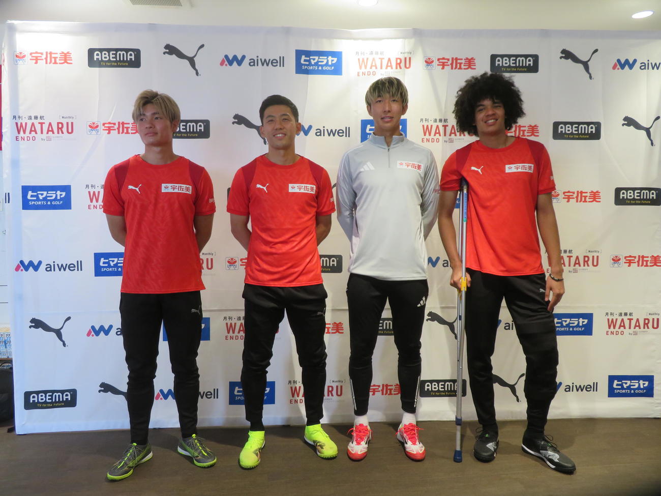 小学生向けのサッカー大会「遠藤航カップ」に参加した、左から福田師王、遠藤航、関根大輝、チェイスアンリ（撮影・佐藤成）