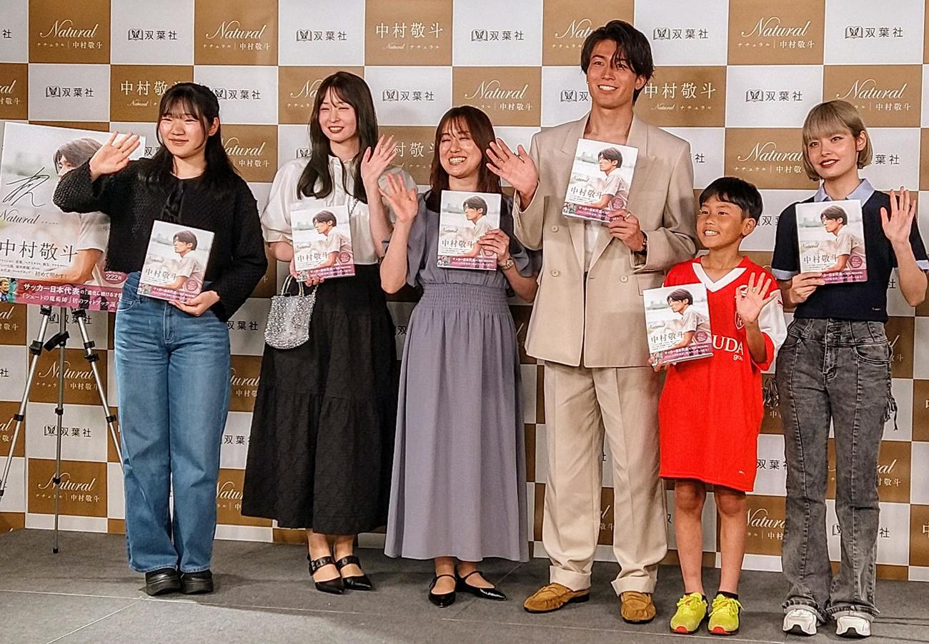 東京・渋谷で初フォトブックの出版イベントを行ったSランスの日本代表MF中村敬斗（右から3人目）は、笑顔でファンと記念撮影（撮影・木下淳）