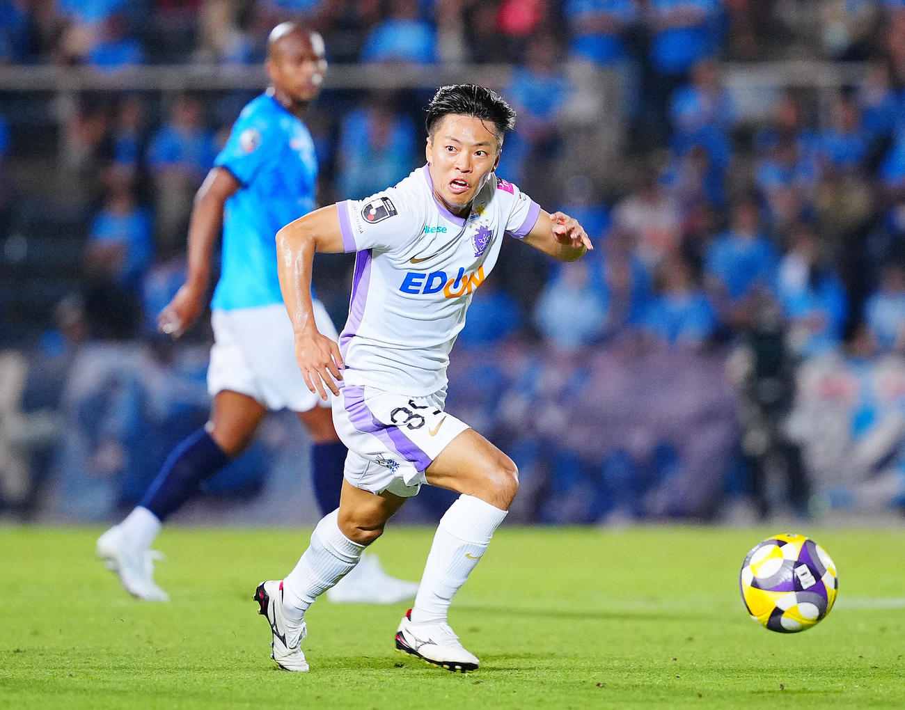 横浜FC対広島　後半、ドリブルで攻め込む広島中村（撮影・垰建太）