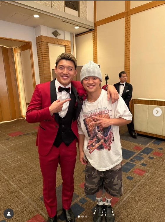 ISSINとの2ショットを投稿した堂安律（堂安律のインスタグラムから）