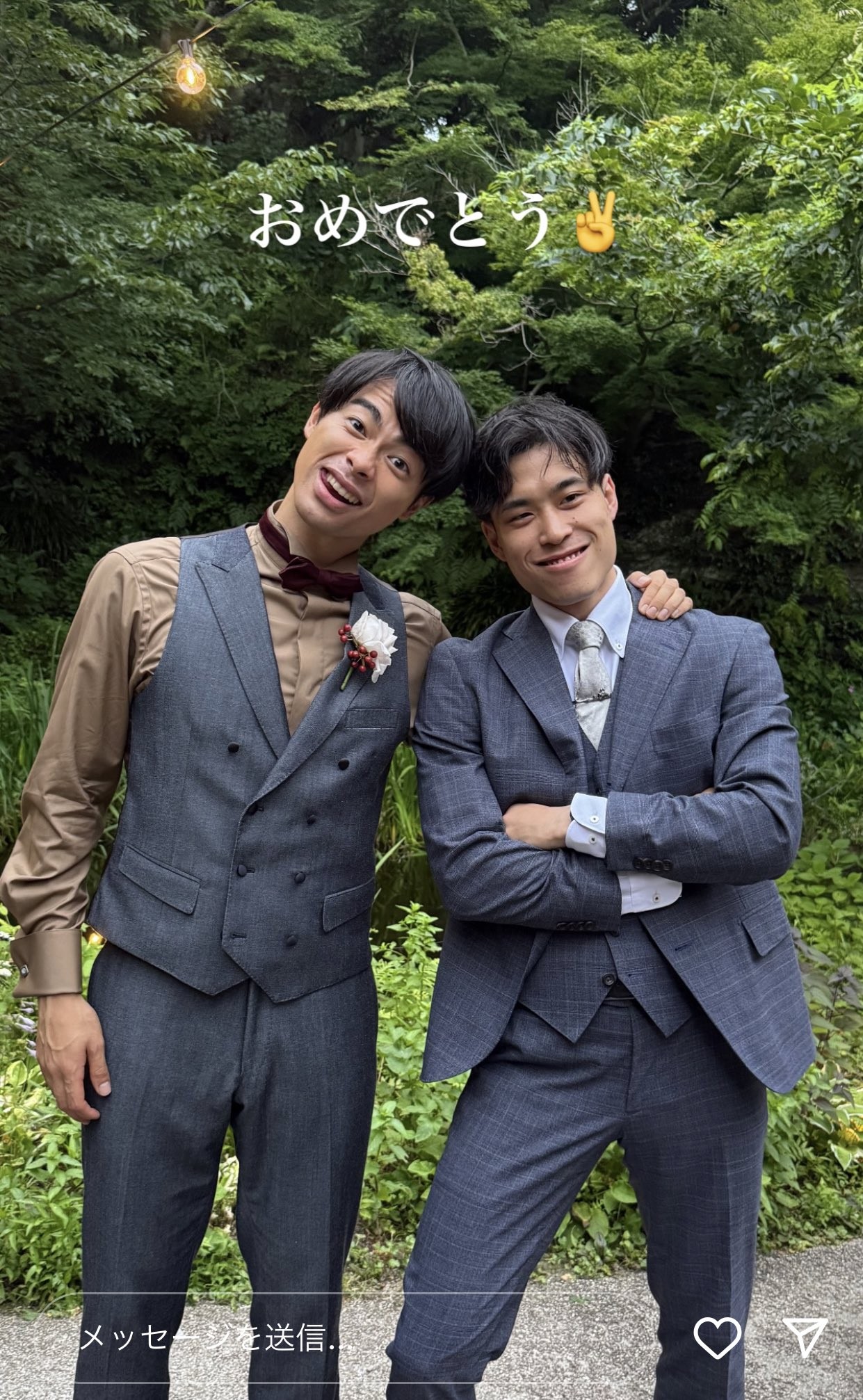 おどける三笘薫とのツーショット写真を紹介した島崎竜さん（島崎さんのストーリーズから）
