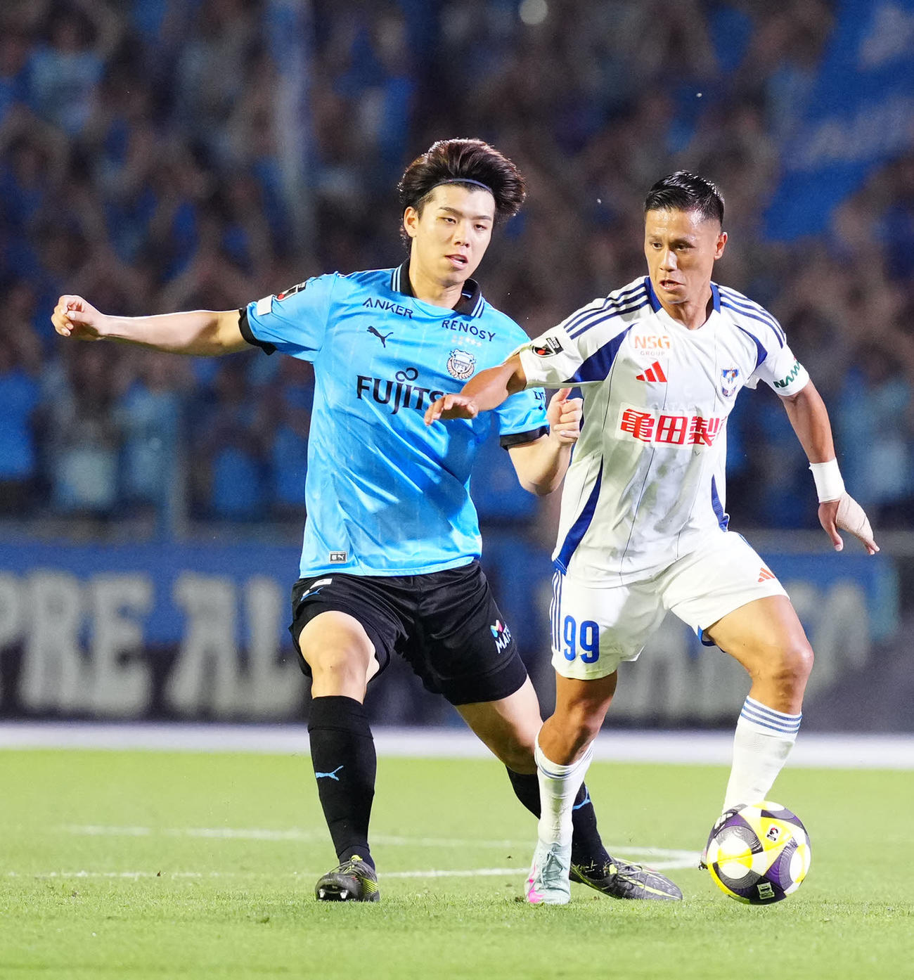 川崎F対新潟　前半、競り合う新潟小野（右）と川崎F高井（撮影・江口和貴）
