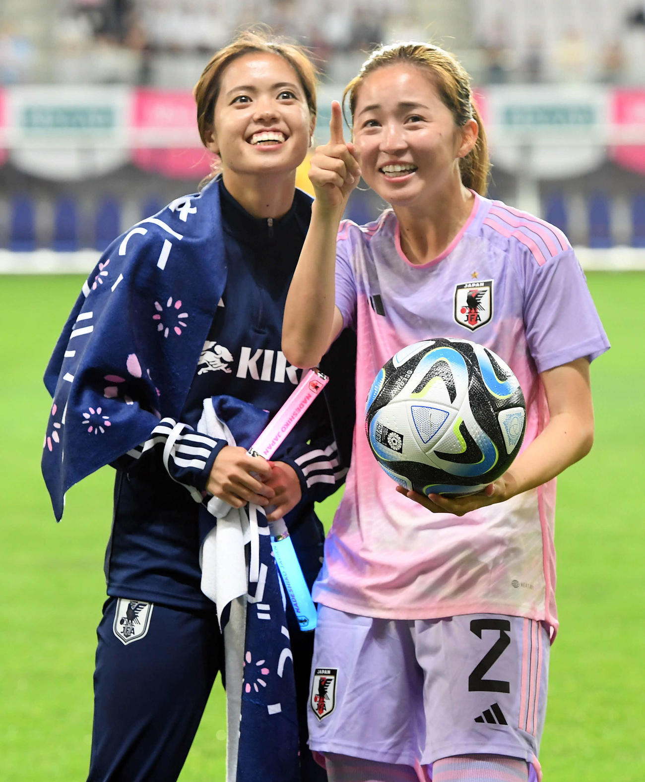 長谷川唯（左）と清水梨紗（2023年7月撮影）