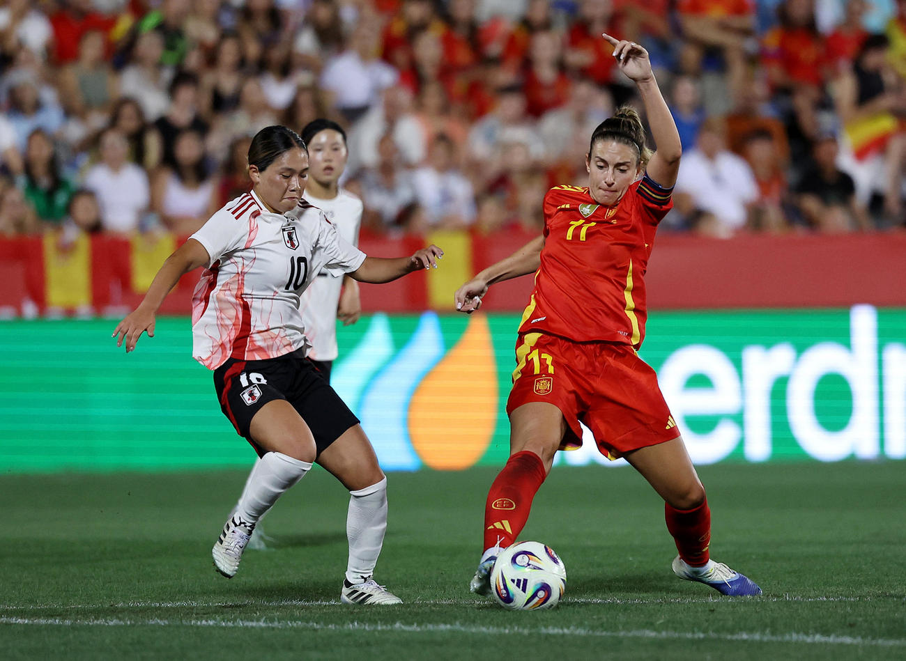 相手選手と競り合うMF長野（ロイター）