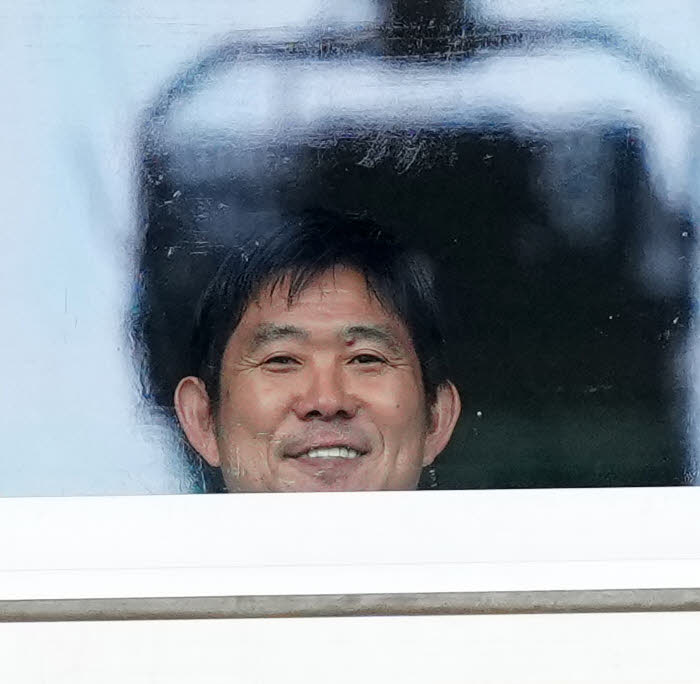 東京V対川崎F　視察する日本代表森保監督（撮影・江口和貴）