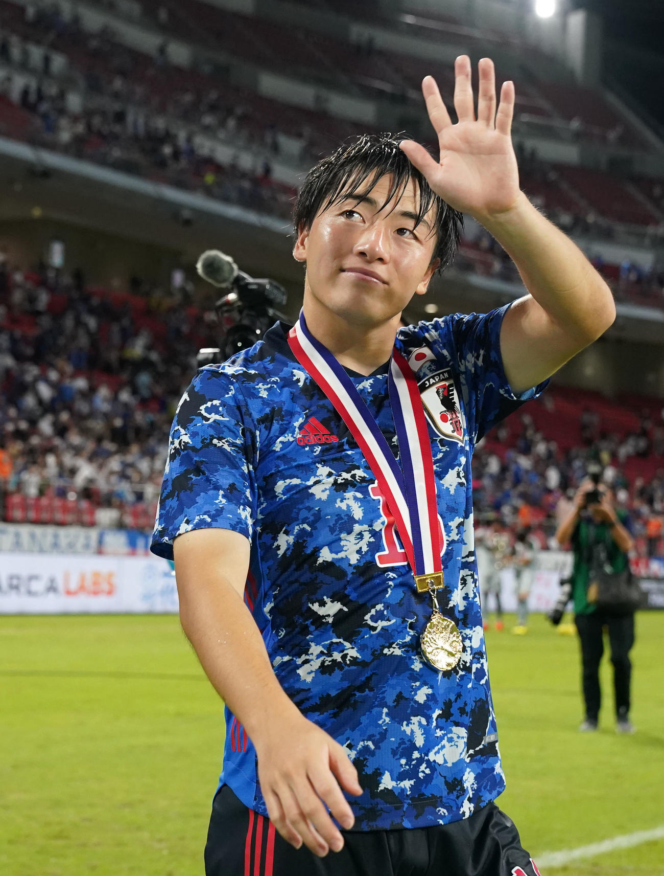 22年、東アジアE－1サッカー選手権　優勝メダルを掛け声援に応える相馬