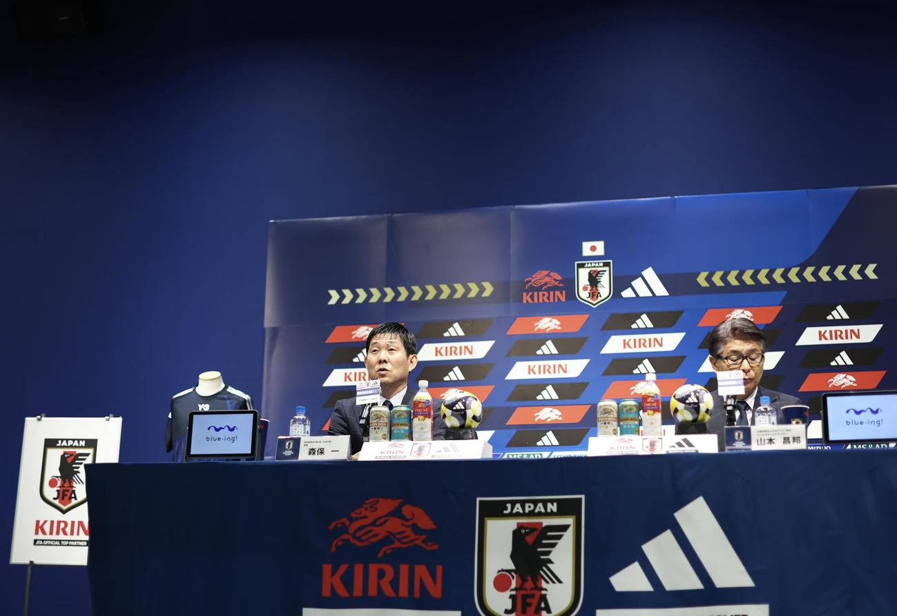 会見に臨む日本代表森保監督（左）と山本ナショナルダイレクター（撮影・河田真司）