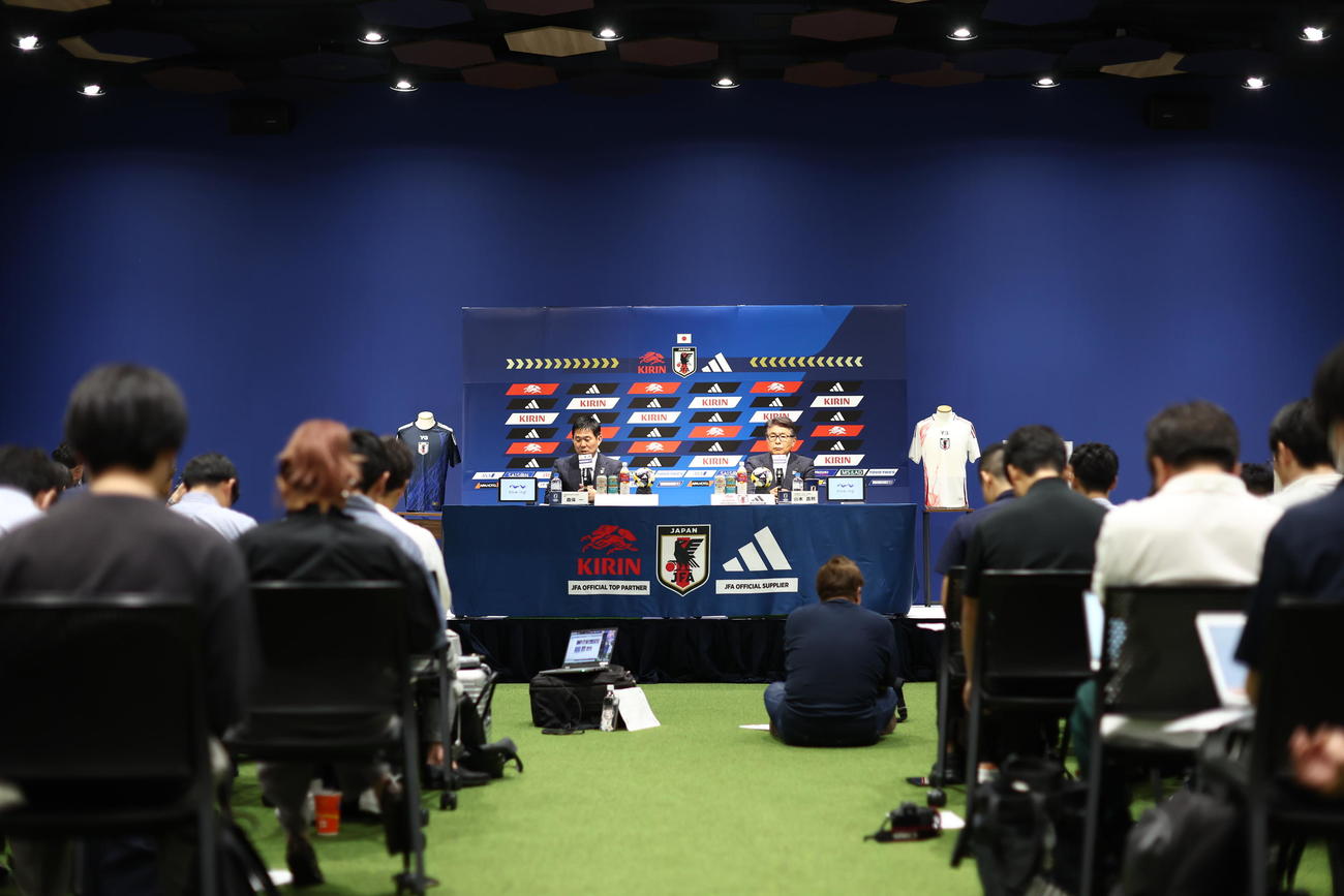会見に臨む日本代表森保監督（左）と山本ナショナルダイレクター（撮影・河田真司）
