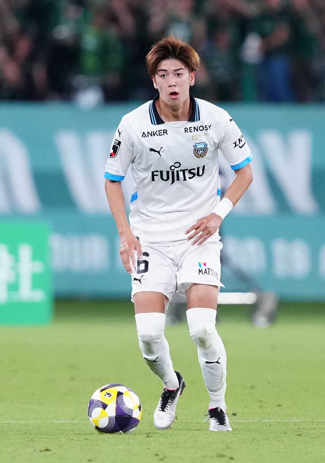 東京V戦の後半ん、ドリブルする川崎F大関友翔＝25年6月