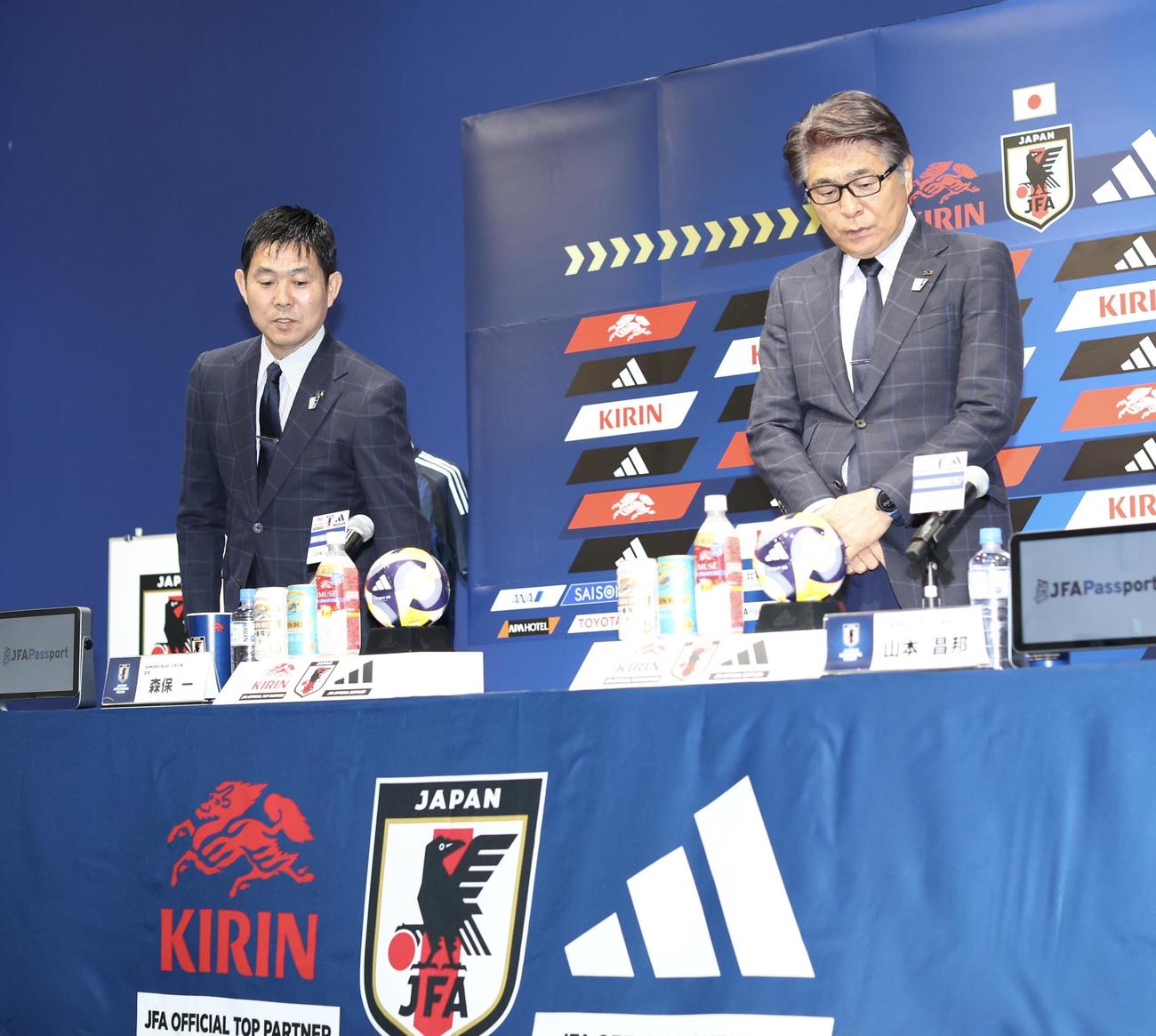 会見に臨む日本代表森保監督（左）と山本ナショナルダイレクター（撮影・河田真司）