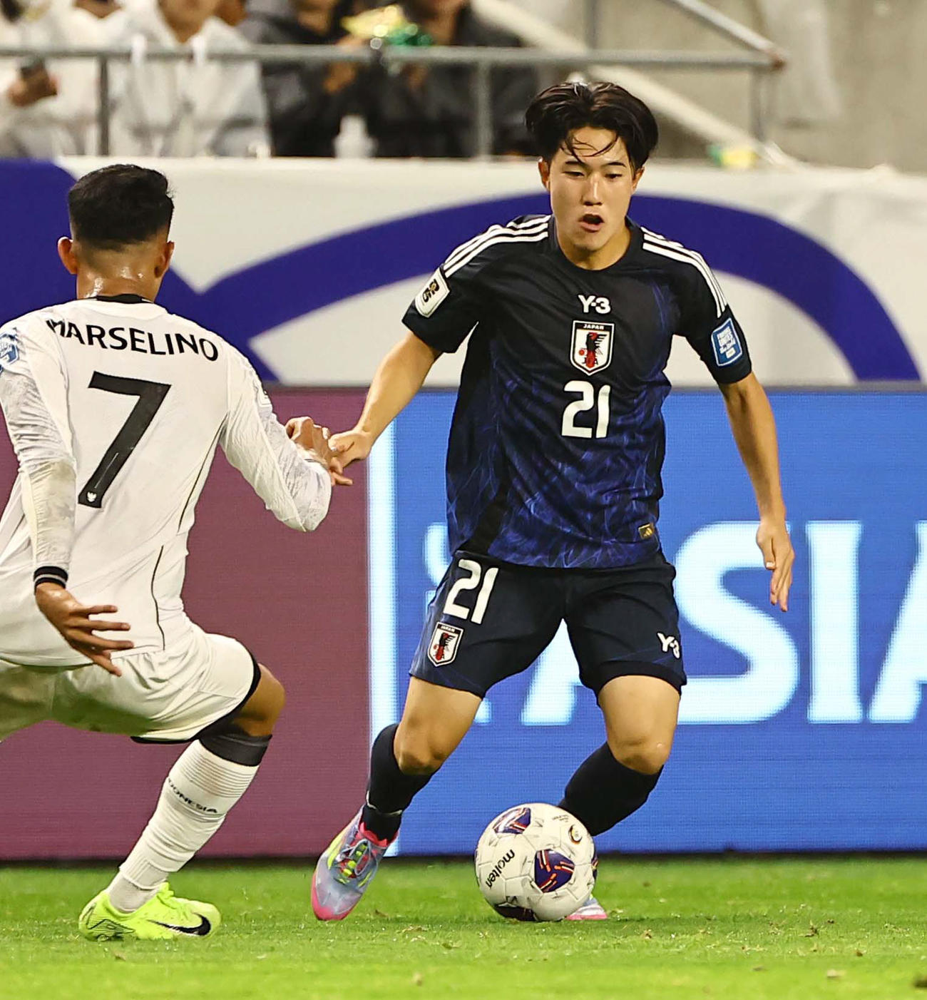 インドネシア戦、ドリブルで相手をかわす佐藤龍之介（2025年6月10日撮影）