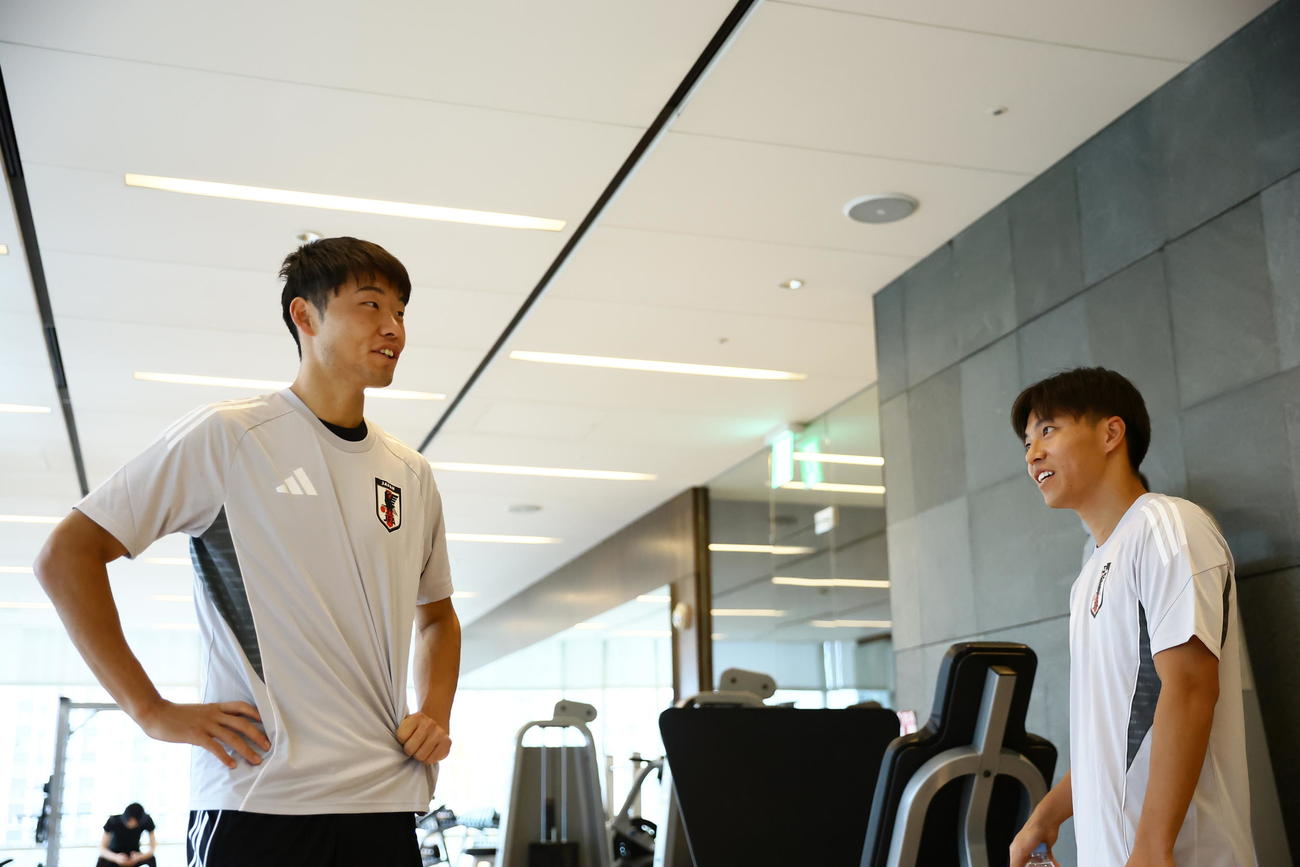 トレーニング中に会話するFW垣田（左）とFW中村（C）JFA