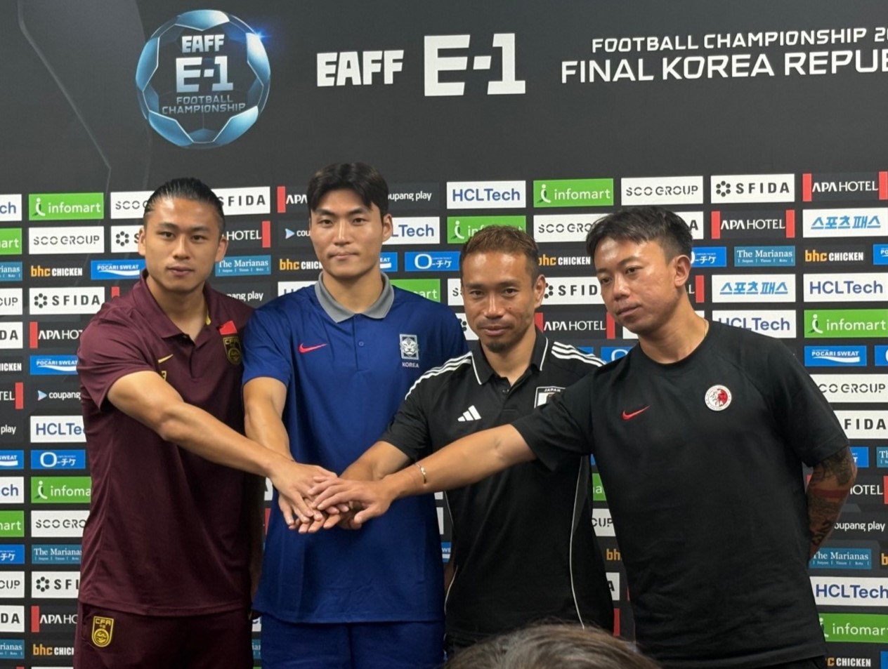 東アジアE－1選手権の公式会見に出席した日本代表DF長友佑都（右から2人目）ら（撮影・永田淳）