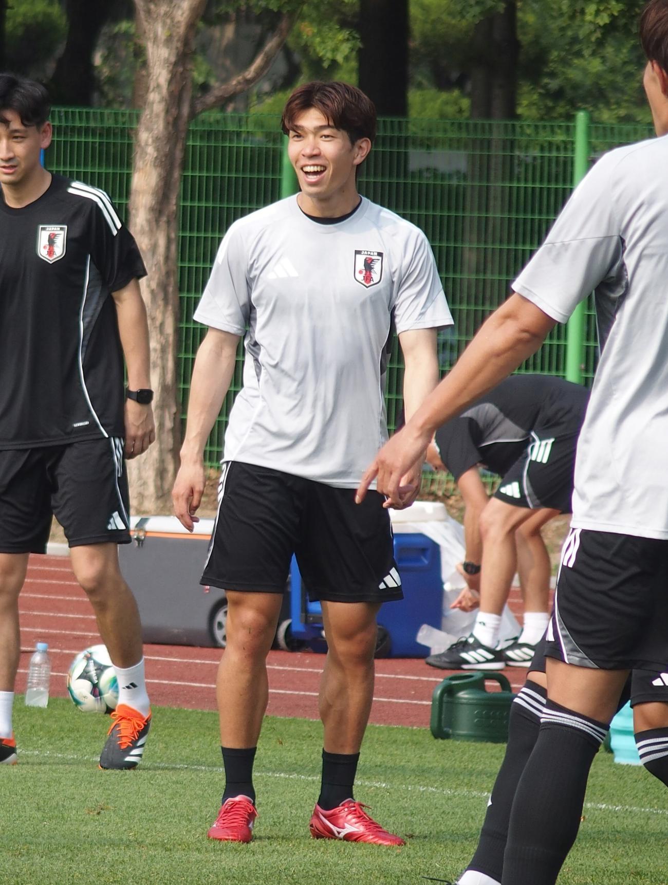 公式練習で笑顔を見せるFW宮代大聖（撮影・永田淳）