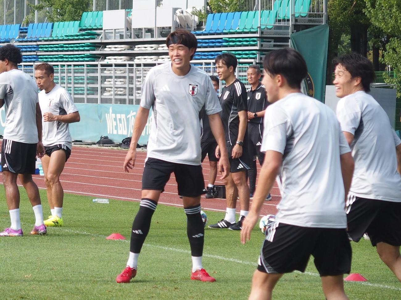 公式練習で笑顔を見せるDF安藤（撮影・永田淳）