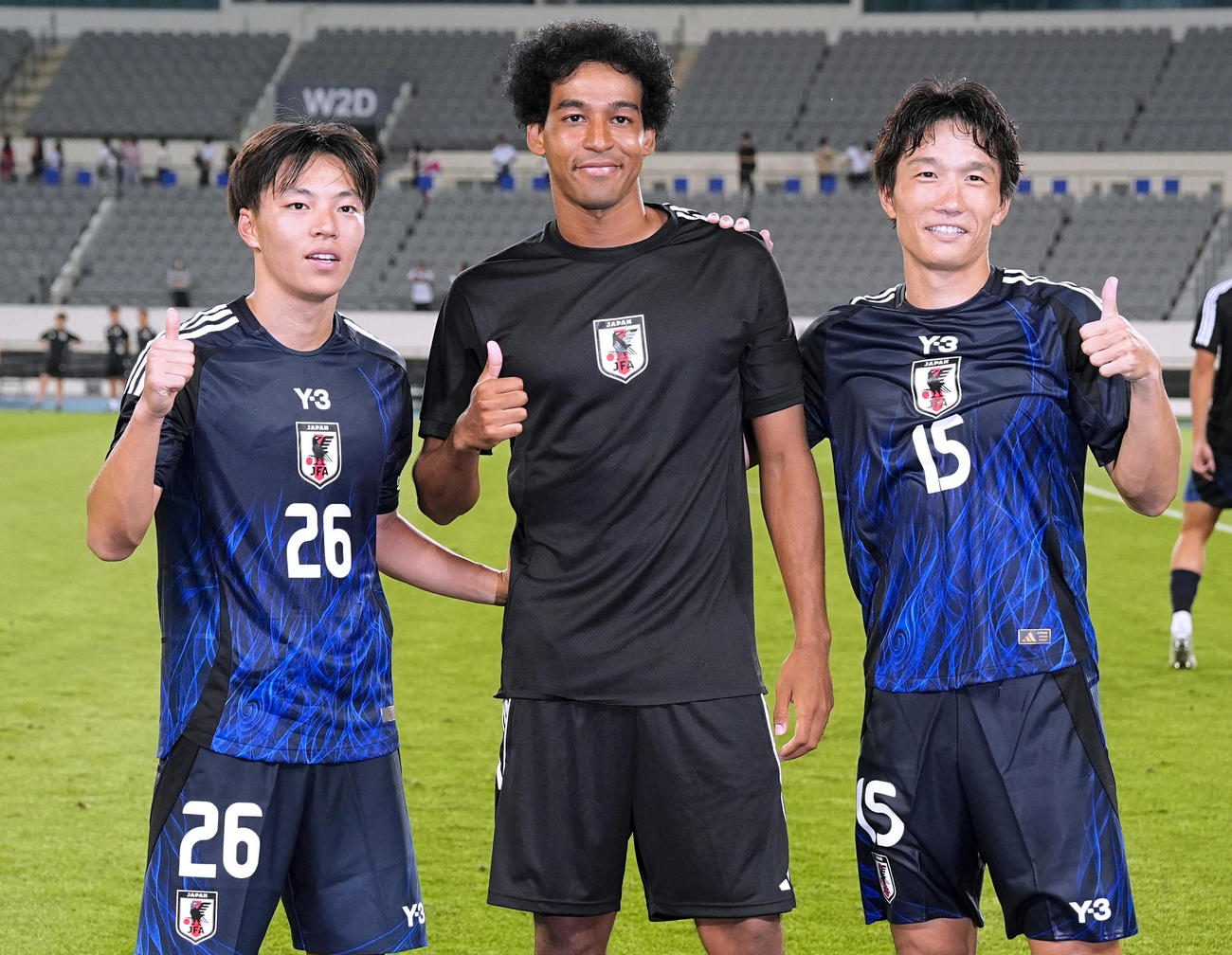 香港に大勝し、ポーズをとる（左から）中村、ジャーメイン、稲垣（共同）