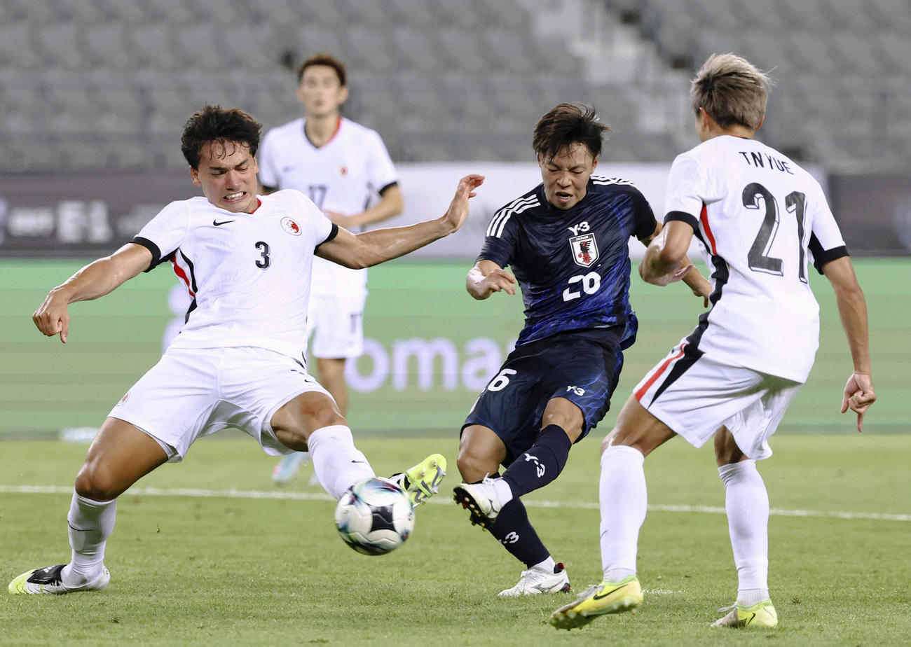 日本対香港　試合終了間際、中村（中央）はチーム6点目のゴールを決める（共同）