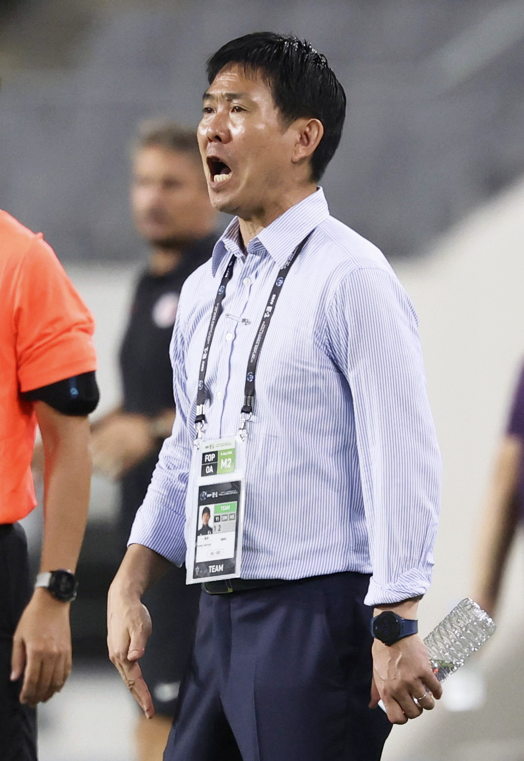 日本―香港　後半、指示を出す森保監督（共同）